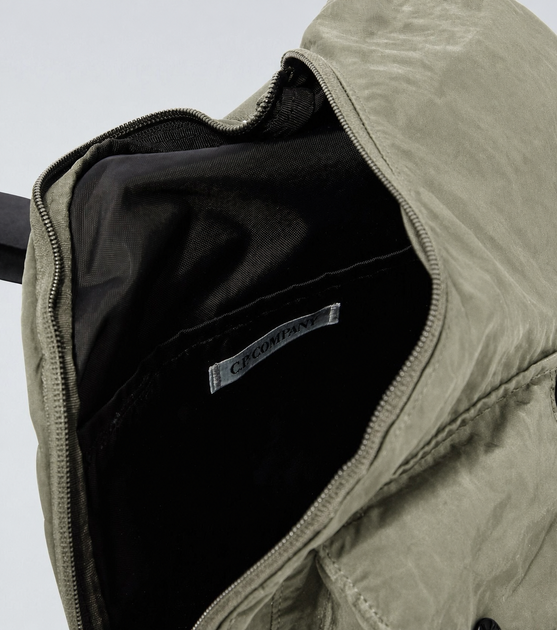 Сумка-Слінг C.P. Company Nylon B crossbody backpack бежева. - Фото 5 Сумка-Слінг C.P. Company Nylon B crossbody backpack бежева. - зображення 5