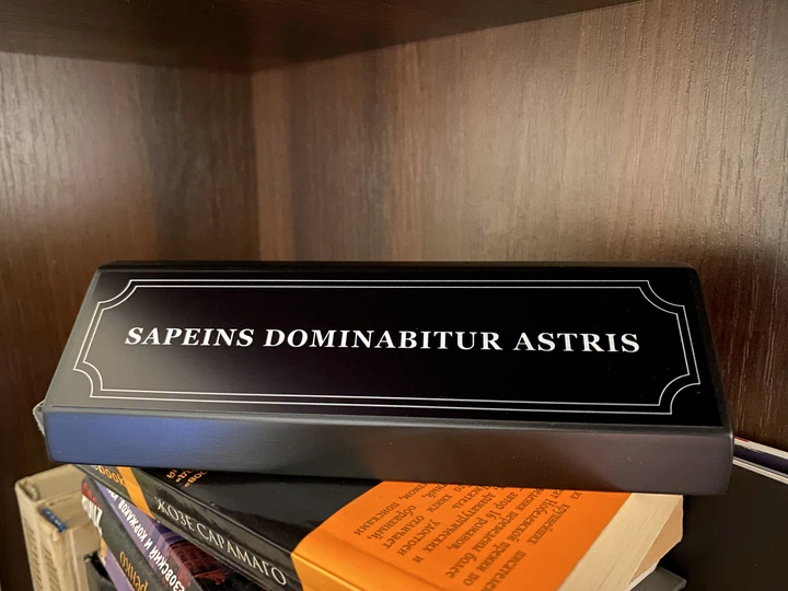 Настольная табличка-мотиватор «Sapiens dominabitur astris» в подарочной коробке - изображение 2