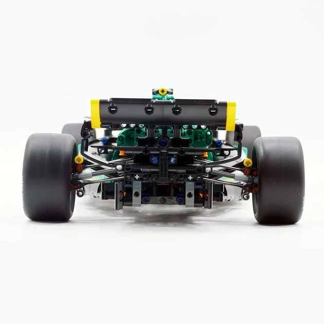 Конструктор Technic Aston Martin AMR25 F1 болид Формулы 1 1912 деталей масштаб 1 к 8 размер 65 см с рабочей подвеской и активным дифференциалом для коллекционеров автоспортивных моделей и любителей технических конструкторов - изображение 8