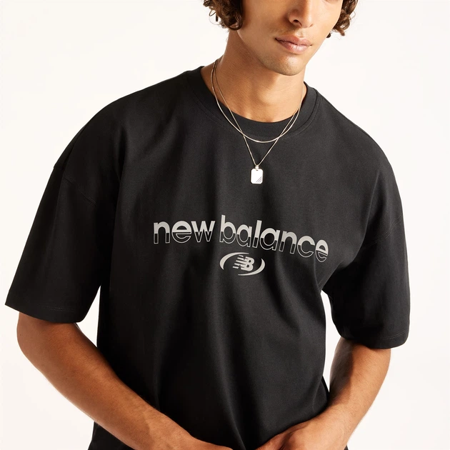 Чоловіча чорна футболка New Balance Trackside 54 (XXL) (MT6279IZBK) - Фото 4 Чоловіча чорна футболка New Balance Trackside 54 (XXL) (MT6279IZBK) - зображення 4
