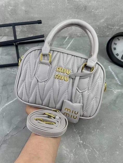 Жіноча сумка крос-боді Miu miu 18119 сіра - Фото 2 Жіноча сумка крос-боді Miu miu 18119 сіра - зображення 2