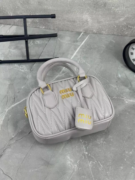 Жіноча сумка крос-боді Miu miu 18119 сіра - Фото 3 Жіноча сумка крос-боді Miu miu 18119 сіра - зображення 3