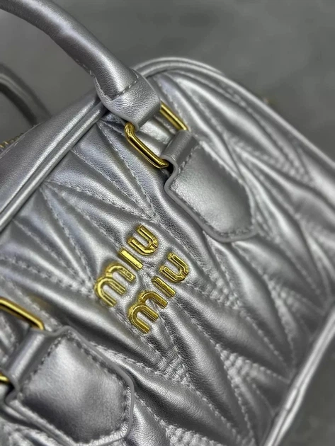Жіноча сумка крос-боді Miu miu 18119 срібляста - Фото 6 Жіноча сумка крос-боді Miu miu 18119 срібляста - зображення 6