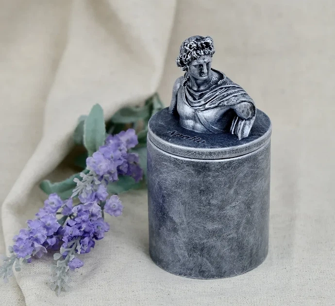 Аромасвічка APOLLO BURLEY VANILLA SILVER 100% WOOD WAX 165g 35h Гранд Презент NAC 1107 - Фото 2 Аромасвічка APOLLO BURLEY VANILLA SILVER 100% WOOD WAX 165g 35h Гранд Презент NAC 1107 - зображення 2