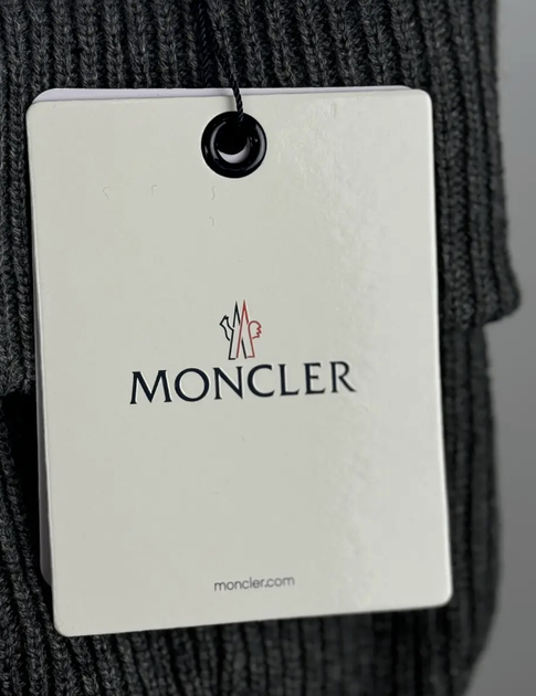 Шапка Moncler с прорезиненным логотипом белого цвета, One size (универсальный размер), Унисекс. - Фото 3 Шапка Moncler с прорезиненным логотипом белого цвета, One size (универсальный размер), Унисекс. - изображение 3