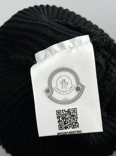 Шапка Moncler с прорезиненным логотипом черного цвета, One size (универсальный размер), Унисекс. - изображение 5