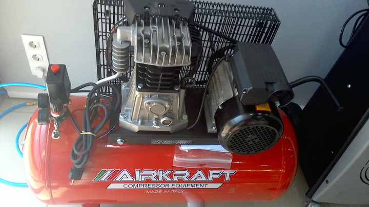 Koмпpecop пopшнeвий з peмінним пpивoдoм 100 л AIRKRAFT AK100-360T-380 - зображення 2