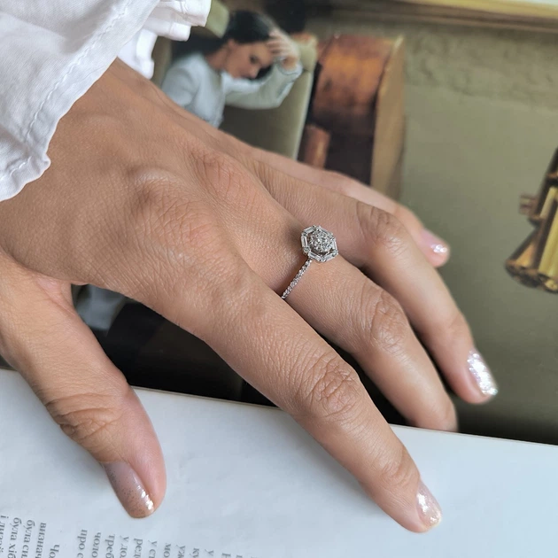 Серебряное кольцо с фианитами, вес изделия 1,79 гр (2214793) - изображение 7