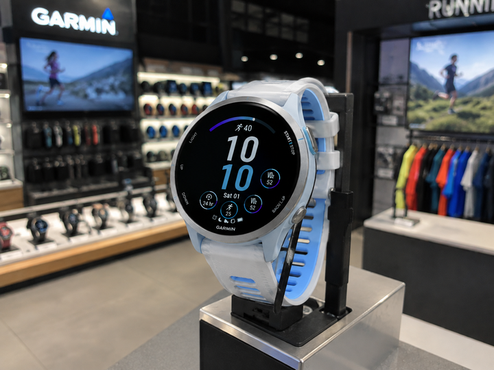 Розумний годинник Garmin Forerunner 570 42 мм Cloud Blue Aluminum з напівпрозорим ремінцем Whitestone/Cloud Blue (010-02970-01/41) - Фото 2 Розумний годинник Garmin Forerunner 570 42 мм Cloud Blue Aluminum з напівпрозорим ремінцем Whitestone/Cloud Blue (010-02970-01/41) - зображення 2