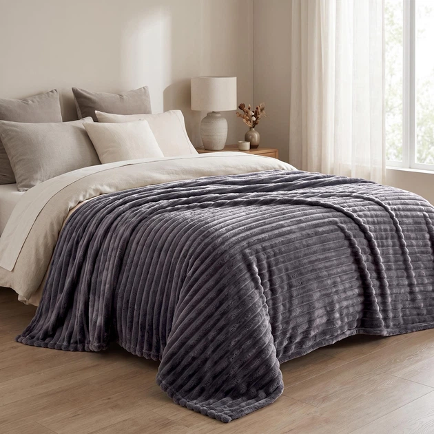 Плед шарпей Home Textiles Grey 200х230 см покривало з мікрофібри на ліжко диван сіре - Фото 2 Плед шарпей Home Textiles Grey 200х230 см покривало з мікрофібри на ліжко диван сіре - зображення 2