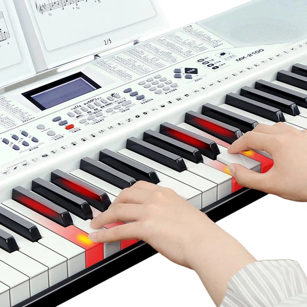 Meirkergr MK-2100 White Smart Version + Stand, интеллектуальная 61-клавишная клавиатура с подсветкой, многофункциональная электронная клавиатура, возможность подключения микрофона, наушников, USB-накопителя, мобильного телефона, планшет с подставкой. - изображение 2