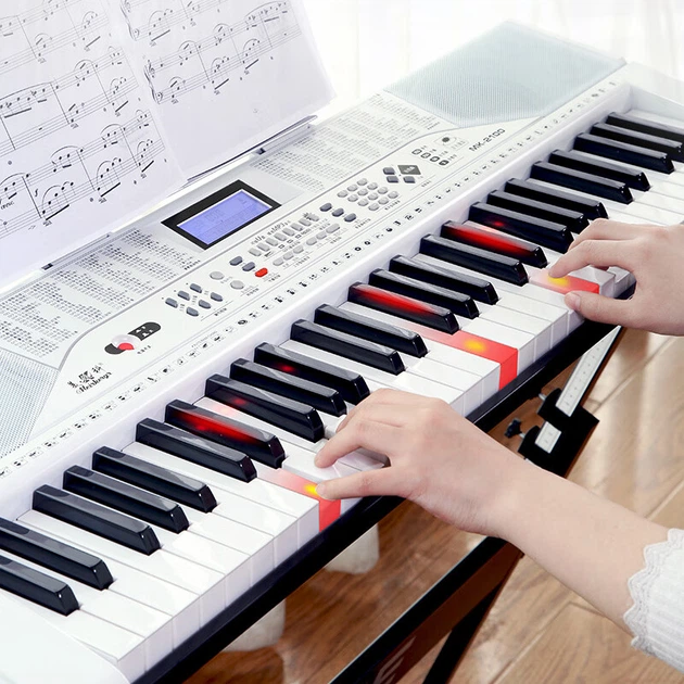 Meirkergr MK-2100 White Smart Version + Stand, интеллектуальная 61-клавишная клавиатура с подсветкой, многофункциональная электронная клавиатура, возможность подключения микрофона, наушников, USB-накопителя, мобильного телефона, планшет с подставкой. - изображение 4