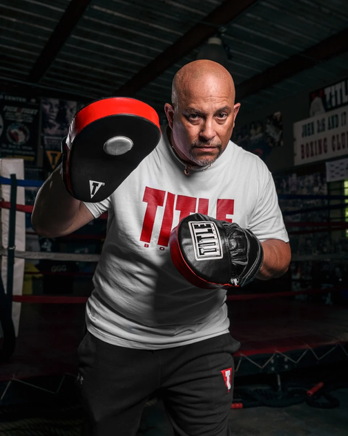 Лапи боксерські TITLE Boxing Incredi-Ball Leather Punch Mitts 2.0 - Black/Red - Фото 5 Лапи боксерські TITLE Boxing Incredi-Ball Leather Punch Mitts 2.0 - Black/Red - изображение 5