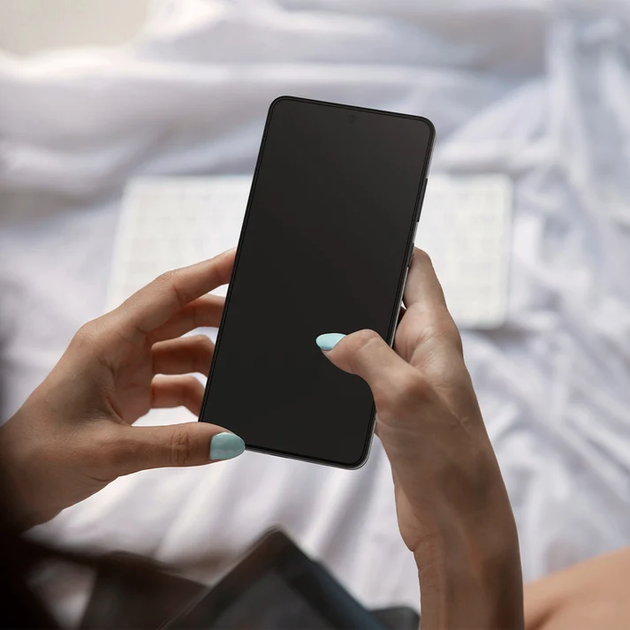 Защитное стекло Spigen GLAS.tR EZ Fit Pro для iPhone 16 Pro Max (2 шт) с рамкой для установки - Фото 8 Защитное стекло Spigen GLAS.tR EZ Fit Pro для iPhone 16 Pro Max (2 шт) с рамкой для установки - изображение 8