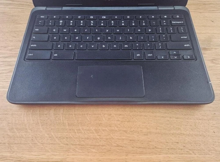 Нетбук Dell Chromebook 11-3180 / 11.6" (1366x768) TN / Intel Celeron N3060 (2 ядра по 1.6 - 2.48 GHz) / 4 GB DDR3 / 32 GB eMMC / Intel HD Graphics 500 / WebCam / Chrome OS б/в - Фото 2 Нетбук Dell Chromebook 11-3180 / 11.6" (1366x768) TN / Intel Celeron N3060 (2 ядра по 1.6 - 2.48 GHz) / 4 GB DDR3 / 32 GB eMMC / Intel HD Graphics 500 / WebCam / Chrome OS б/в - зображення 2