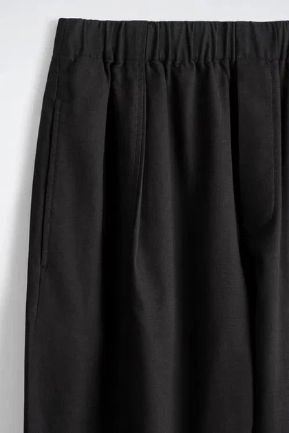 Штани чоловічі COS cotton cropped barrel-leg trousers 1325359001 M Чорний - Фото 5 Штани чоловічі COS cotton cropped barrel-leg trousers 1325359001 M Чорний - изображение 5
