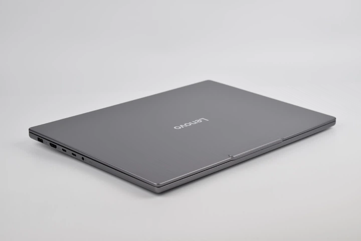 Ігровий ноутбук Lenovo IdeaPad Pro 5 16AKP10 Ryzen AI 7 350 / 32GB / 1TB / RTX 5050 / 16" 2.8K OLED 120Hz - зображення 2