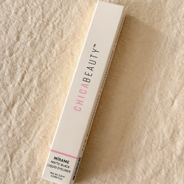 Рідка підводка для очей Chica Beauty Mirame Liquid Liner Black 0.5 мл - Фото 2 Рідка підводка для очей Chica Beauty Mirame Liquid Liner Black 0.5 мл - зображення 2
