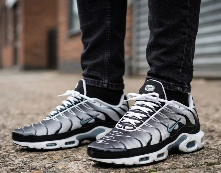 Кросівки чоловічі Nk air max TN Plus чорний з білим та бірюзовим 42 - Фото 9 Кросівки чоловічі Nk air max TN Plus чорний з білим та бірюзовим 42 - изображение 9