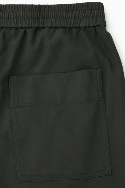 Штани чоловічі COS elasticated twill trousers 1147330007 XL Темний зелений - Фото 5 Штани чоловічі COS elasticated twill trousers 1147330007 XL Темний зелений - зображення 5