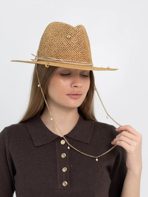 Шляпа Федора из рафия с золотистой цепью с жемчужинами D.Hats коричневая - Фото 2 Шляпа Федора из рафия с золотистой цепью с жемчужинами D.Hats коричневая - изображение 2