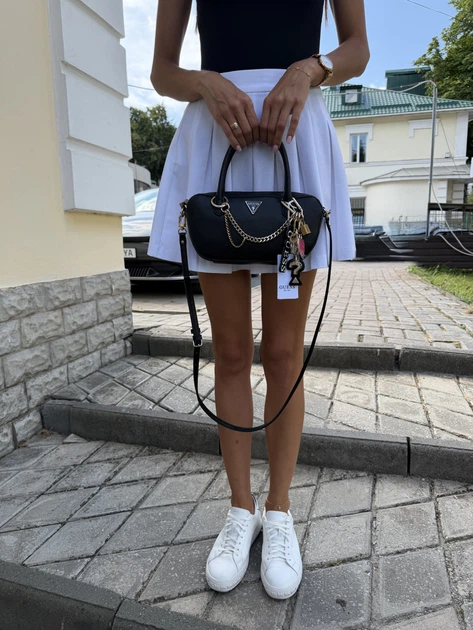 Сумка жіноча Guess крос-боді через плече чорна з ручками та підвісками - Фото 6 Сумка жіноча Guess крос-боді через плече чорна з ручками та підвісками - изображение 6
