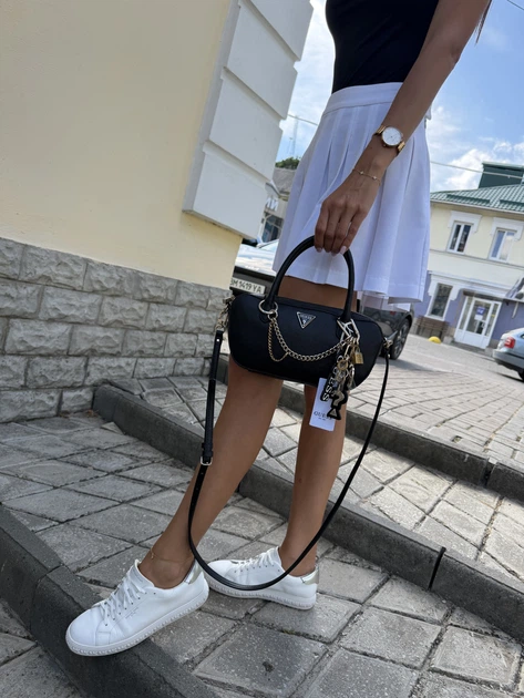 Сумка жіноча Guess крос-боді через плече чорна з ручками та підвісками - Фото 7 Сумка жіноча Guess крос-боді через плече чорна з ручками та підвісками - изображение 7