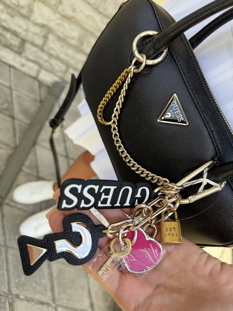 Сумка жіноча Guess крос-боді через плече чорна з ручками та підвісками - Фото 8 Сумка жіноча Guess крос-боді через плече чорна з ручками та підвісками - изображение 8