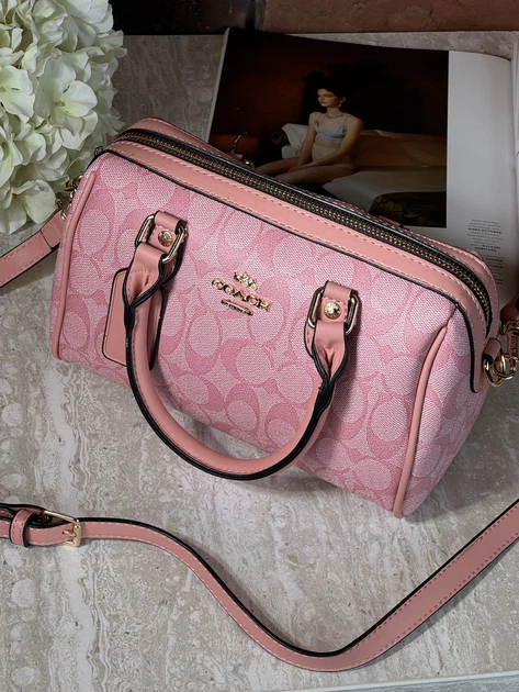 Сумка жіноча Mini Rowan Crossbody In Signature рожевий бочонок - Фото 1 Сумка жіноча Mini Rowan Crossbody In Signature рожевий бочонок - зображення 1