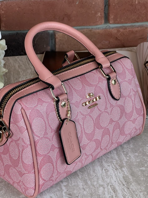 Сумка жіноча Mini Rowan Crossbody In Signature рожевий бочонок - Фото 6 Сумка жіноча Mini Rowan Crossbody In Signature рожевий бочонок - зображення 6