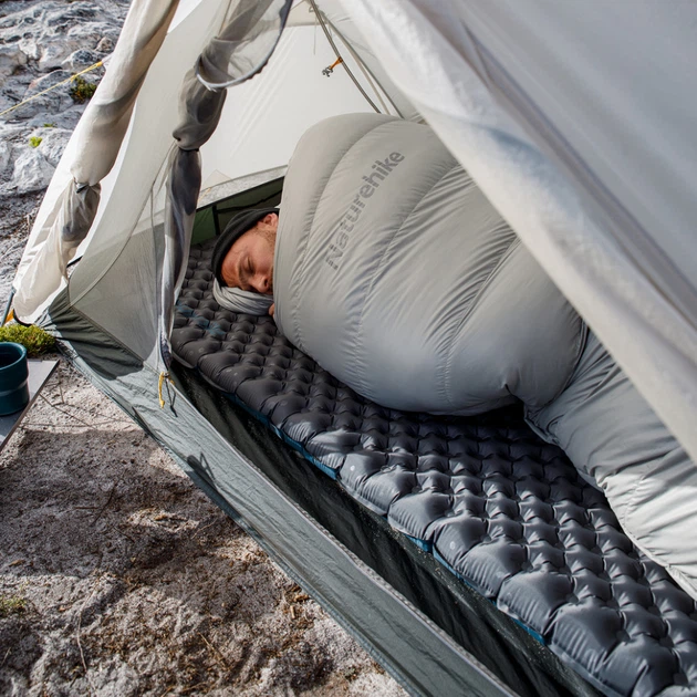 Матрас туристический надувной одноместный Naturehike CNH22DZ018, сверхлегкий, 183х58х7 см, серый, для туризма с мешком для надувания - Фото 7 Матрас туристический надувной одноместный Naturehike CNH22DZ018, сверхлегкий, 183х58х7 см, серый, для туризма с мешком для надувания - изображение 7