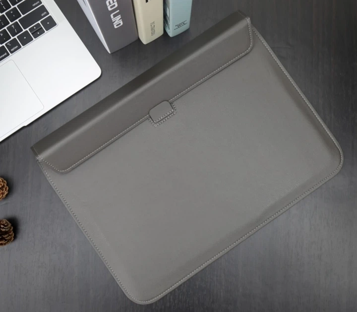 Защитный чехол-папка Leather PU с подставкой для охлаждения для MacBook 13"/Pro/Air, M1 / M2 / M3, Серый - Фото 7 Защитный чехол-папка Leather PU с подставкой для охлаждения для MacBook 13"/Pro/Air, M1 / M2 / M3, Серый - изображение 7