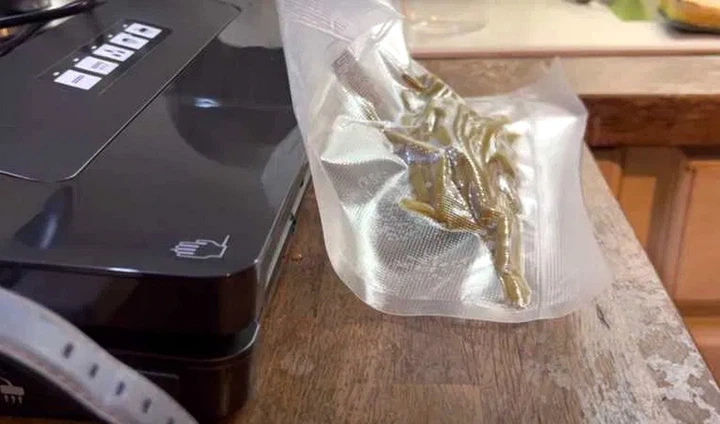 Вакуумный упаковщик Silver Crest бытовой для продуктов 30 см с функцией Sous Vide и съемным поддоном для жидкости профессиональная герметизация свежести и длительного хранения овощей мяса и рыбы - изображение 7