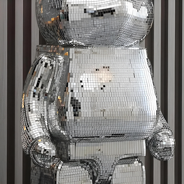 Фигурка Bearbrick серебряного цвета на подставке SUPREME 155 см. Дизайнерская игрушка Беарбрик. Фигурка Be@rbrick - изображение 6