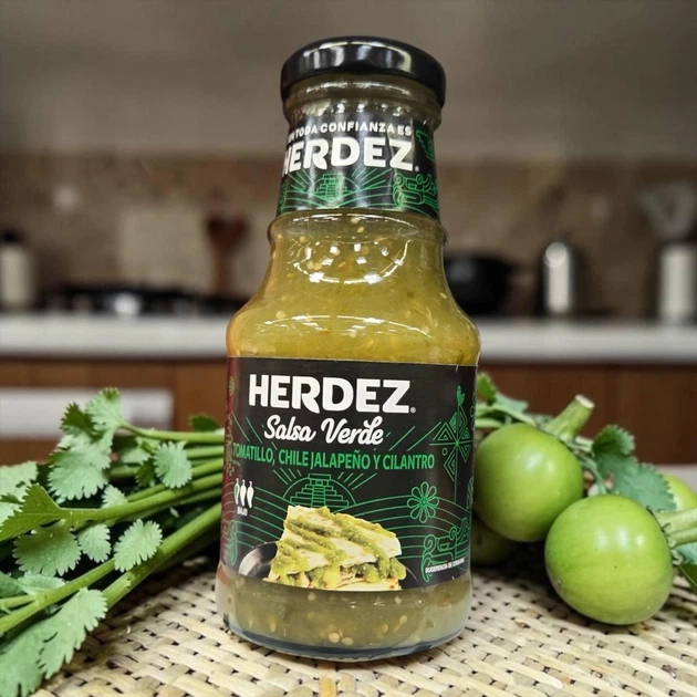Соус мексиканський зелений сальса Herdez Salsa Verde Tomatillo Chile Jalapeño y Cilantro 240 г - Фото 1 Соус мексиканський зелений сальса Herdez Salsa Verde Tomatillo Chile Jalapeño y Cilantro 240 г - зображення 1