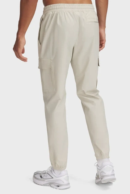 Чоловічі бежеві спортивні штани UA Vibe Woven Cargo Pants Under Armour S 1386558-289 - Фото 3 Чоловічі бежеві спортивні штани UA Vibe Woven Cargo Pants Under Armour S 1386558-289 - зображення 3