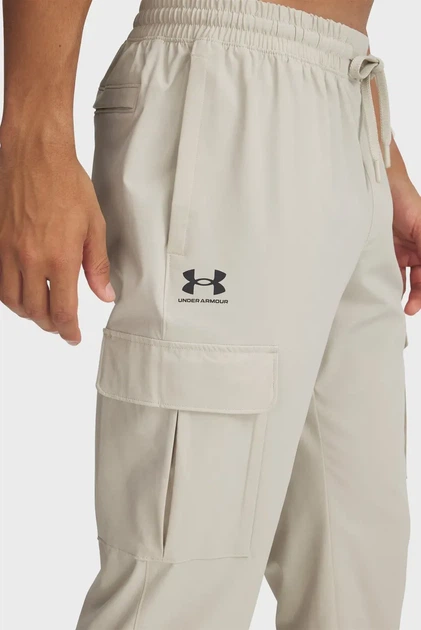 Чоловічі бежеві спортивні штани UA Vibe Woven Cargo Pants Under Armour S 1386558-289 - Фото 4 Чоловічі бежеві спортивні штани UA Vibe Woven Cargo Pants Under Armour S 1386558-289 - зображення 4