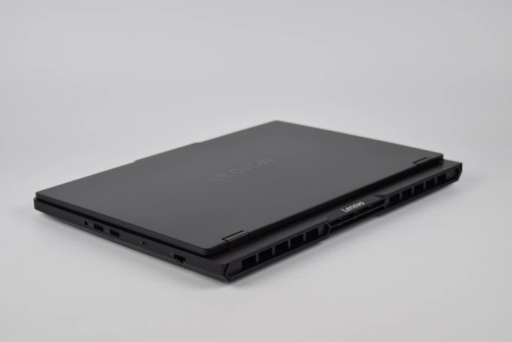 Ігровий ноутбук Lenovo Legion Pro 5 16IAX10H U9-275HX / 32GB / 1TB / RTX 5070 Ti / 16" WQXGA (2560x1600) OLED 165Hz - Фото 3 Ігровий ноутбук Lenovo Legion Pro 5 16IAX10H U9-275HX / 32GB / 1TB / RTX 5070 Ti / 16" WQXGA (2560x1600) OLED 165Hz - зображення 3