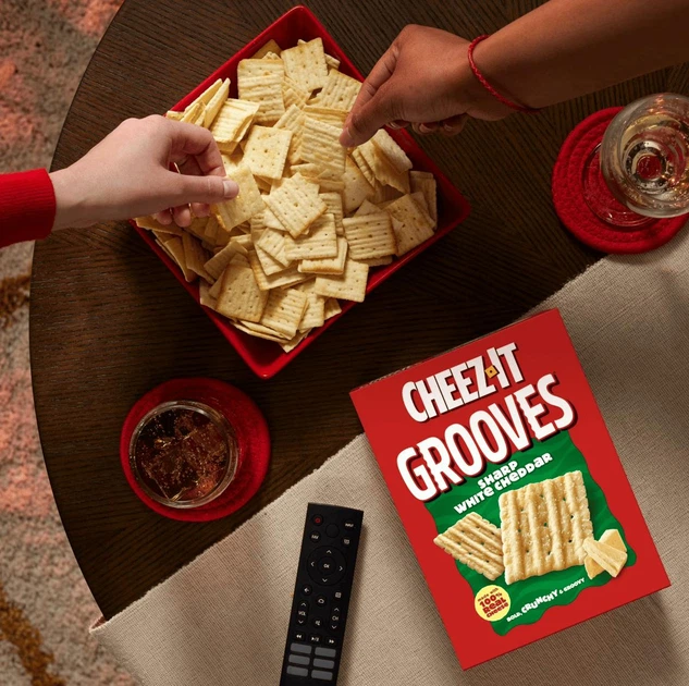 Снеки Cheez-It Grooves Sharp White Cheddar Crunchy Cheese Crackers 481г - изображение 5