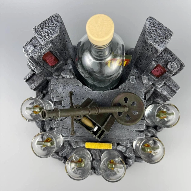 Сувенірний мінібар з моделлю міномета 82 мм з пляшкою та чарками зі вставками (11358-2) - Фото 8 Сувенірний мінібар з моделлю міномета 82 мм з пляшкою та чарками зі вставками (11358-2) - зображення 8