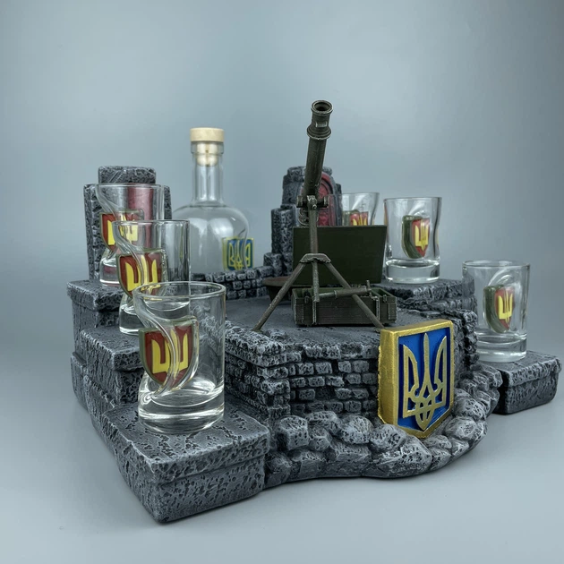 Сувенірний мінібар з моделлю міномета 82 мм з пляшкою та чарками зі вставками (11359-2) - Фото 4 Сувенірний мінібар з моделлю міномета 82 мм з пляшкою та чарками зі вставками (11359-2) - зображення 4