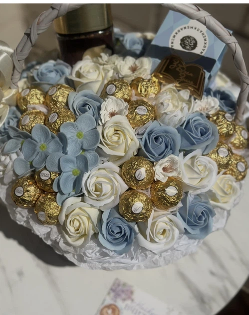 Кошик подарунковий з кавою Nescafe Gold, мильними квітами, цукерками Ferrero, горіхами у шоколаді - изображение 2