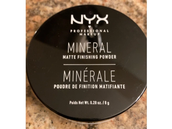 Рассыпчатая пудра с минералами против жирного блеска NYX Professional Makeup Mineral Finishing Powder MFP01 оттенок Light/Medium 8 г - изображение 6