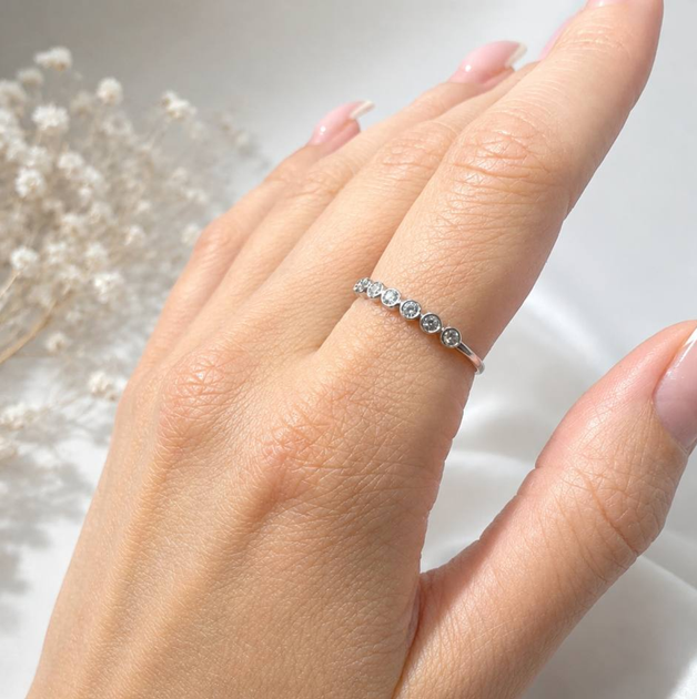 Серебряное кольцо 925 пробы, тоненькое, с 7 камнями, покрытие родий, с кубическим цирконием, 16 размер - изображение 2