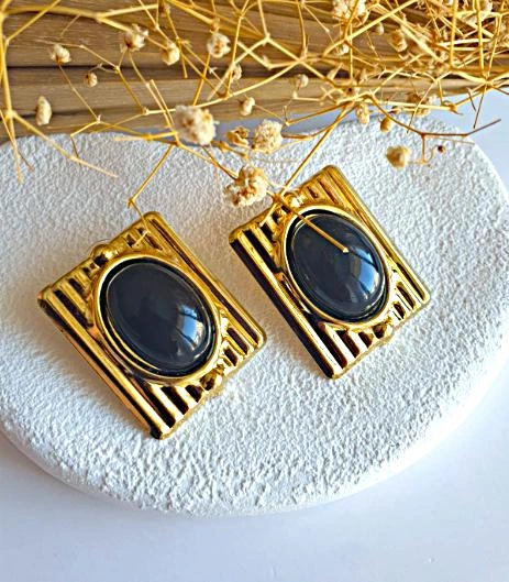 Сережки акцентные большие черные камни jeweston золотого цвета - изображение 7