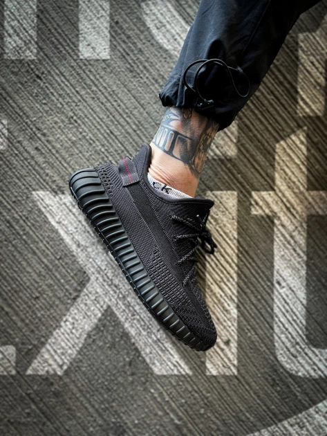 Кроссовки мужские и женские Adi Yeezy Boost 350 black / Ади Изи буст 350 черные рефлективные шнурки 45 - Фото 3 Кроссовки мужские и женские Adi Yeezy Boost 350 black / Ади Изи буст 350 черные рефлективные шнурки 45 - изображение 3