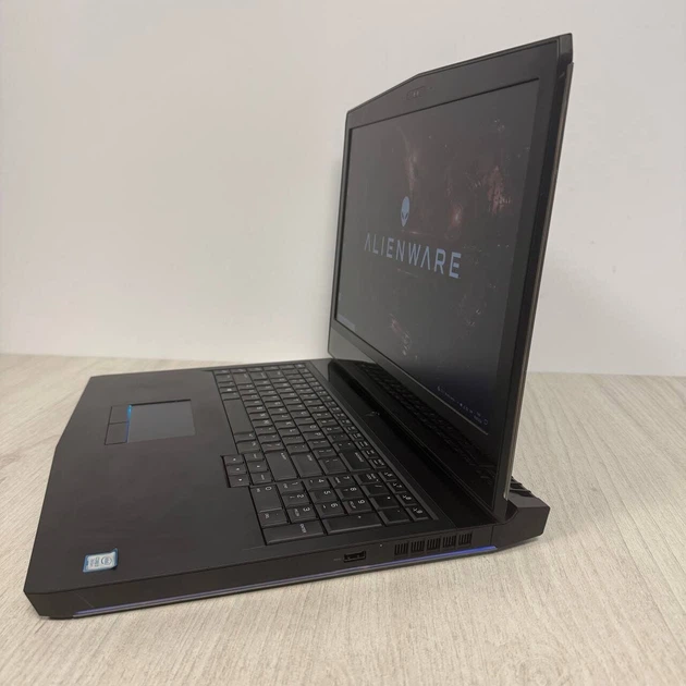 Игровой ноутбук Б-класс Dell Alienware 17 R4 / 17.3" (1920x1080) IPS / Intel Core i7-7700HQ (4 (8) ядер по 2.80 - 3.8 GHz) / 8 GB DDR4 / 256 GB SSD / nVidia GeForce GTX 1050 Ti, 2 GB GDDR5, 128-bit / WebCam б/у - Фото 4 Игровой ноутбук Б-класс Dell Alienware 17 R4 / 17.3" (1920x1080) IPS / Intel Core i7-7700HQ (4 (8) ядер по 2.80 - 3.8 GHz) / 8 GB DDR4 / 256 GB SSD / nVidia GeForce GTX 1050 Ti, 2 GB GDDR5, 128-bit / WebCam б/у - изображение 4