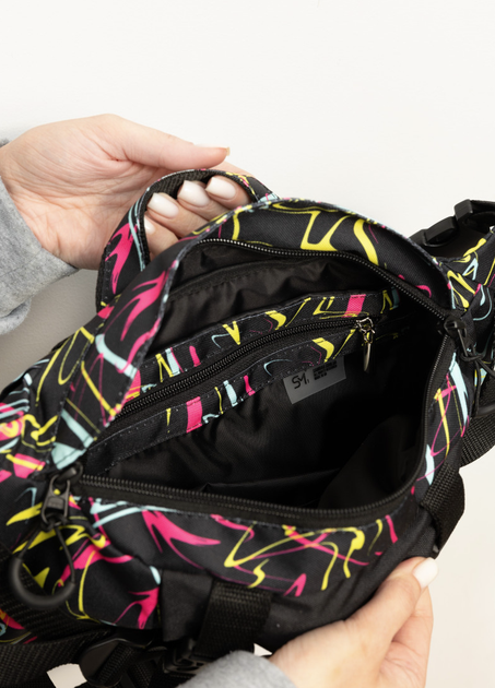 Большая женская текстильная сумка-бананка Sambag DynamicDart водонепроницаемая на 9 отделений с абстрактным принтом - изображение 8
