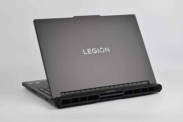 Игровой ноутбук Lenovo Legion Pro 7 16IAX10H U9 275HX / 64GB / 1TB / RTX 5070 Ti / 16" WQXGA OLED 240Hz / Win11 - RGB - изображение 8