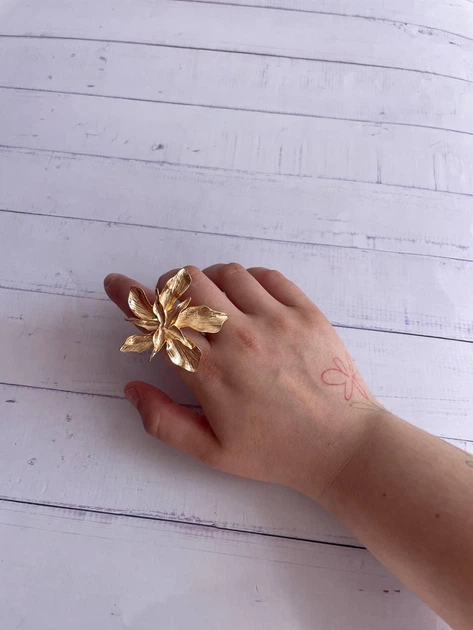 Жіноча каблучка у формі квітки з текстурними пелюстками Золотистий (120145) - Фото 7 Жіноча каблучка у формі квітки з текстурними пелюстками Золотистий (120145) - зображення 7